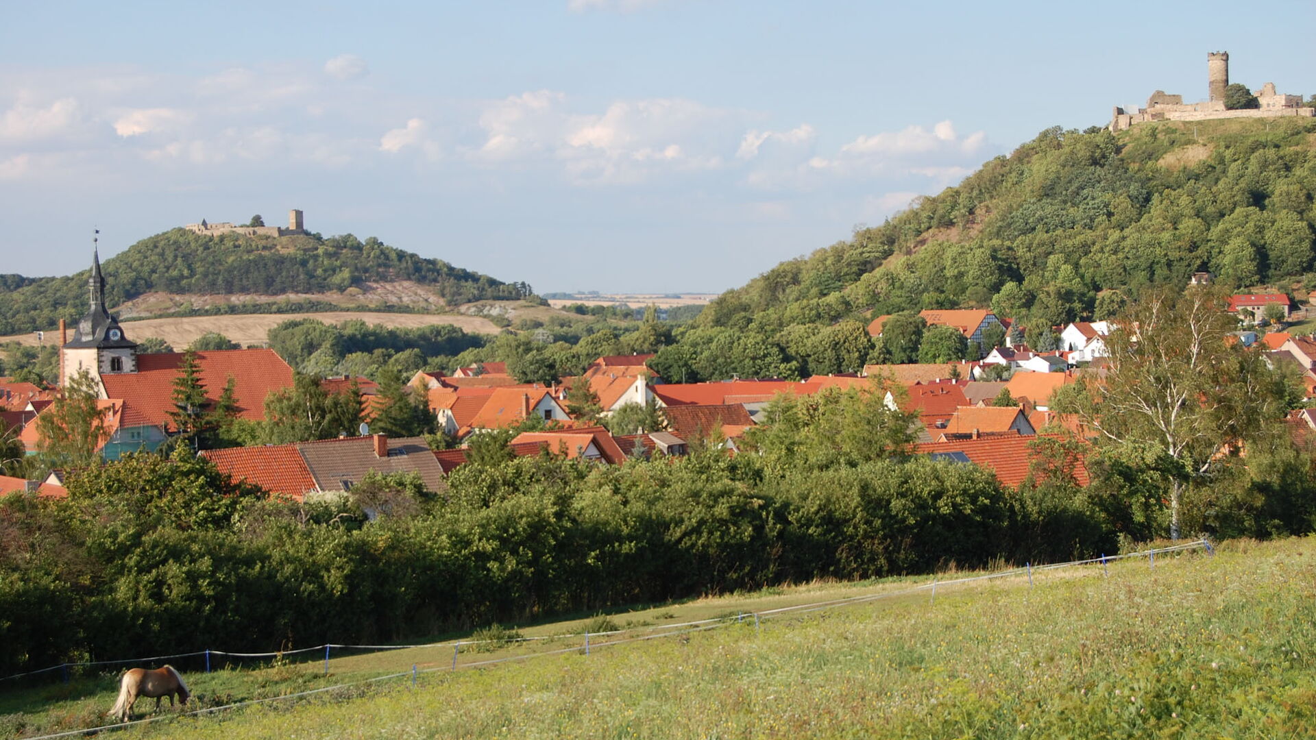 Blick auf Mühlberg mit der Mühlburg und Burg Gleichen im Hintergrund