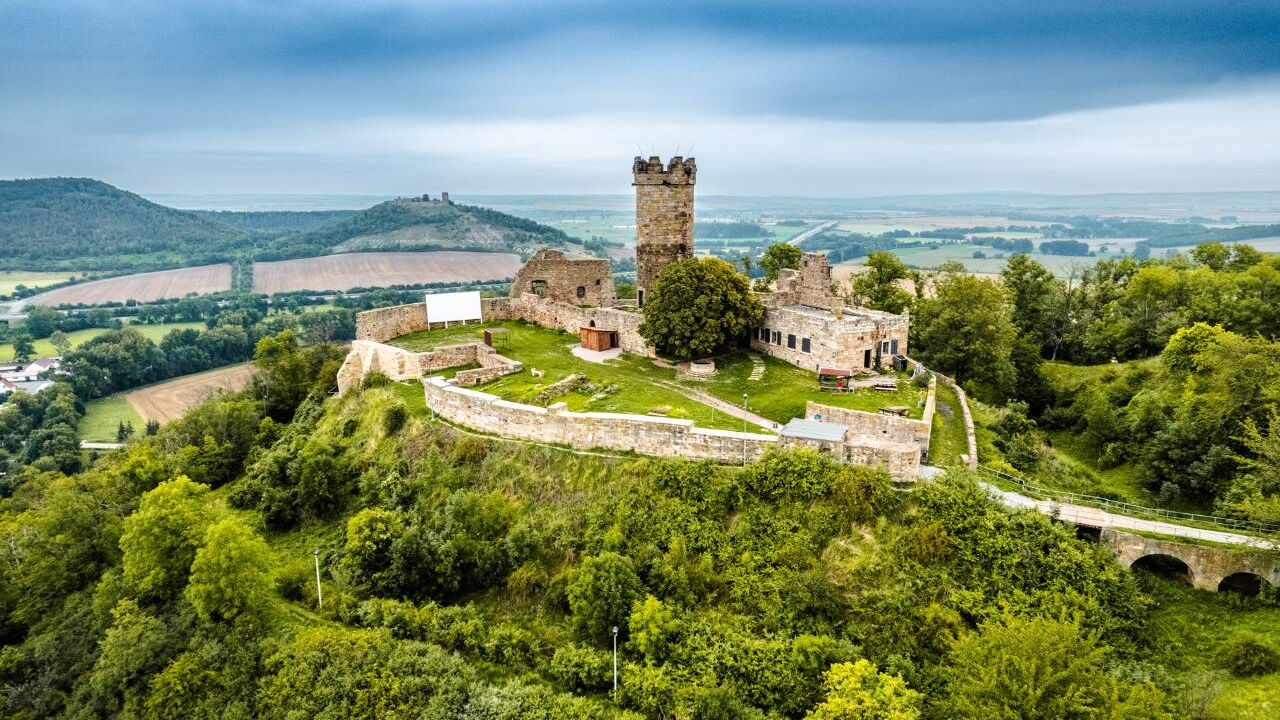 Die Mühlburg aus der Vogelperspektive - im Hintergrund ist die Wanderslebener Gleiche zu sehen