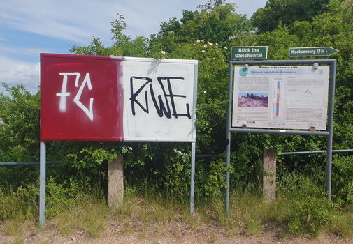 beschmierte Infotafeln