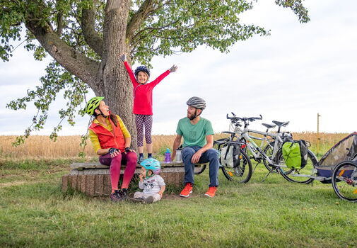 Familie fährt Fahrrad im Landkreis Gotha