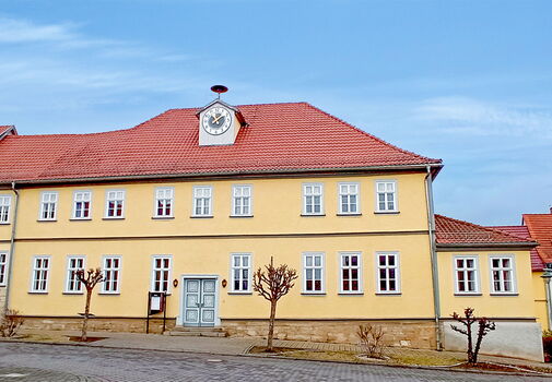Außenansicht mit gelber Hausfassade vom Quartier Goldener Löwe in Wechmer / Thüringer Burgenland Drei Gleichen