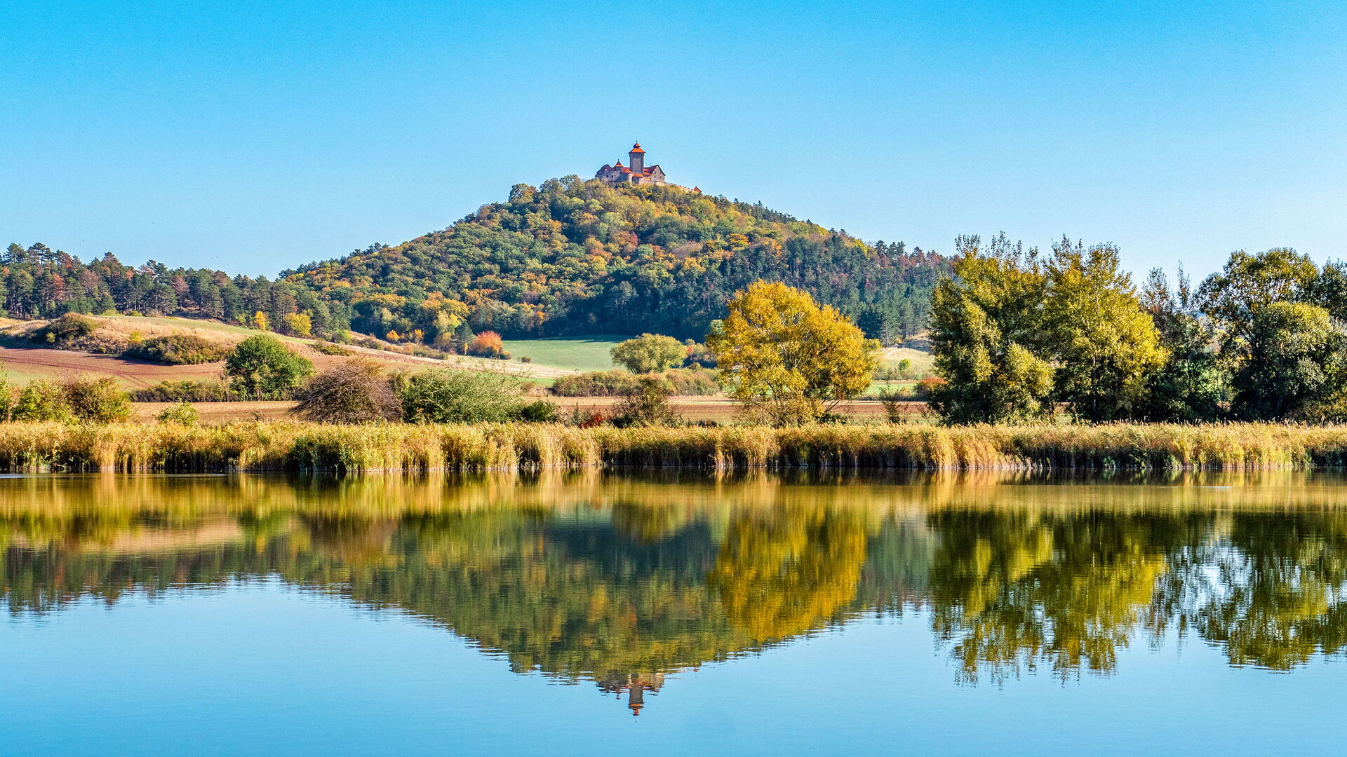 Herbststimmung am Torfstich und Blick auf Veste Wachsenburg in der Region Thüringer Burgenland Drei Gleichen