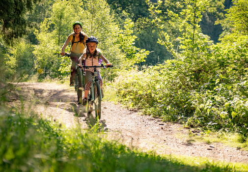 Familie fährt Fahrrad in der Inselsbergregion Thüringer Wald