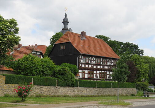 Strasse mit Fachwerkhaus und Kirche in Holzhausen