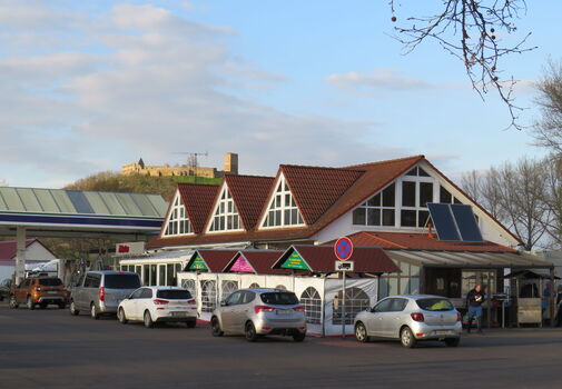 Außenansicht der Tankrast in Mühlberg mit Blick zur Burgruine Gleichen